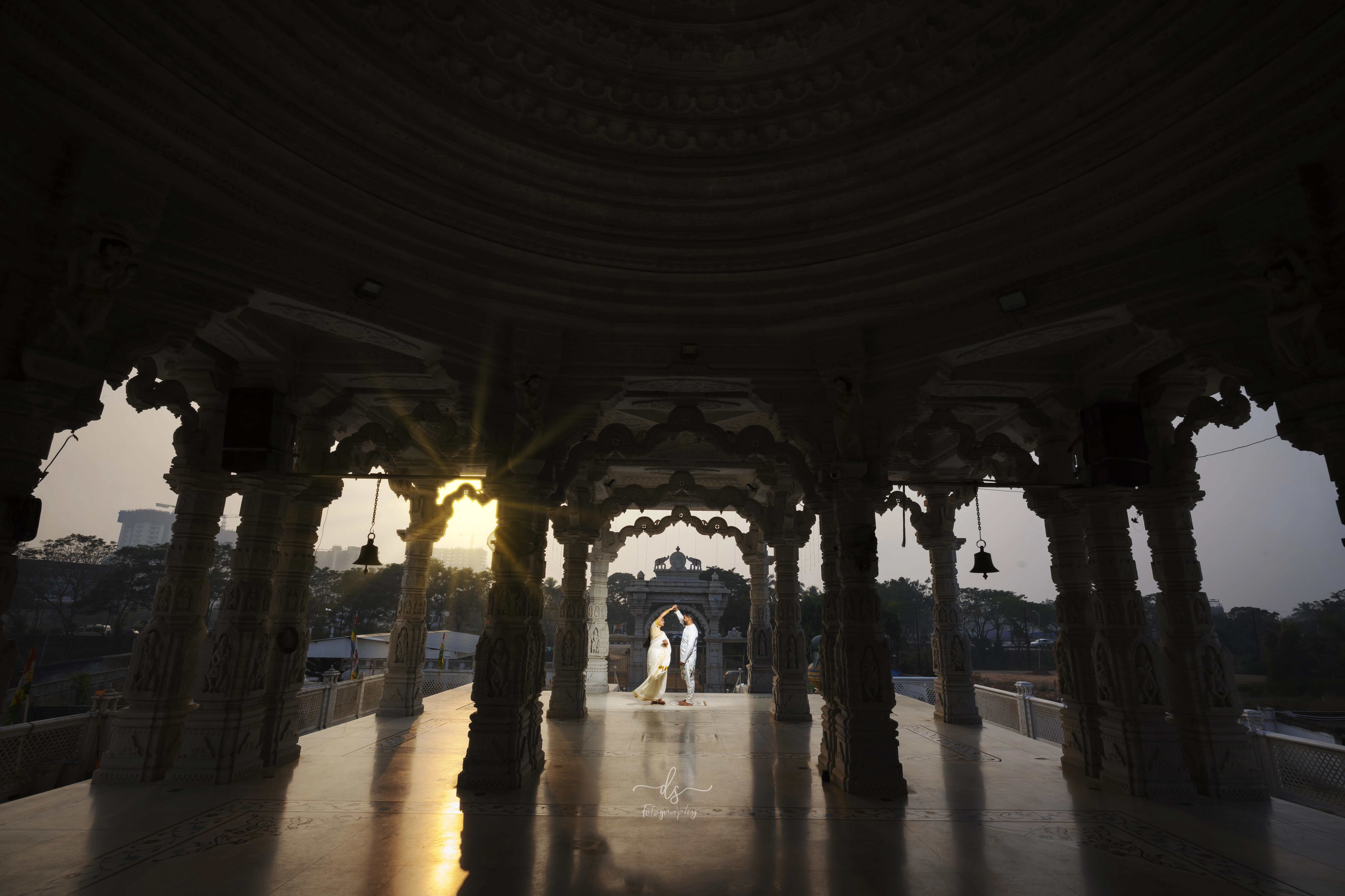 Couple releasing sky lanterns at night — cinematic wedding photography DS Fotography